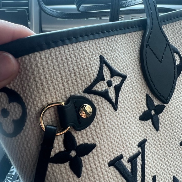 Louis Vuitton Neverful Beige Tote - Picture 11 of 14